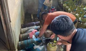 Petugas kepolisian mengamankan pelaku.(istimewa).