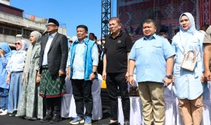 Bupati Tapsel Dolly Pasaribu saat menghadiri penyematan gelar Tokoh Muda Nasional kepada Bobby Nasution di Alaman Bolak Padang Nadimpu, Minggu (4/2-24). Foto : BP/Ist
