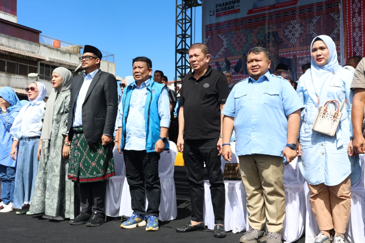 Bupati Tapsel Dolly Pasaribu saat menghadiri penyematan gelar Tokoh Muda Nasional kepada Bobby Nasution di Alaman Bolak Padang Nadimpu, Minggu (4/2-24). Foto : BP/Ist