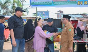 Pj Wali Kota Padangsidimpuan Letnan Dalimunthe ikut melayani pembeli pada GPM di Pasar Padangmatinggi, Senin (5/2-24). Foto : BP/Ist