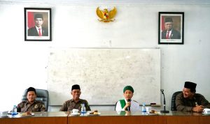 Ustad Nursyam ( 2 dari kanan) saat menyampaikan tausiahnya saat pengajian di PUD Pasar Medan. BP/erwan