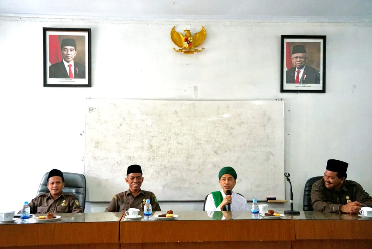 Ustad Nursyam ( 2 dari kanan) saat menyampaikan tausiahnya saat pengajian di PUD Pasar Medan. BP/erwan
