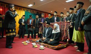 Wali Kota Medan Bobby Nasition saat dinobatkan jadi tokoh Nasional Tabagsel. BP/erwan
