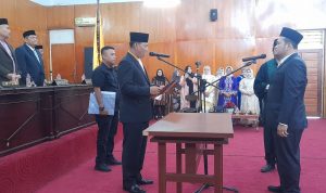Ketua DPRD Padangsidimpuan Siwan Siswanto didampingi Rohaniawan dan disaksikan Asisten II Setdako Rahuddin Harahap saat melantik Suwandi Sahputra sebagai anggota DPRD PAW sisa periode 2019-2024, Selasa (6/2-24). Foto : BP/Ist
