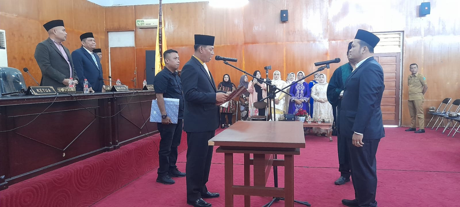 Ketua DPRD Padangsidimpuan Siwan Siswanto didampingi Rohaniawan dan disaksikan Asisten II Setdako Rahuddin Harahap saat melantik Suwandi Sahputra sebagai anggota DPRD PAW sisa periode 2019-2024, Selasa (6/2-24). Foto : BP/Ist