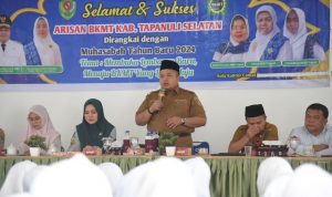 Bupati Tapsel Dolly Pasaribu saat menghadiri Arisan dan Pengajian BKMT di Aula Kantor Camat Sipirok, Senin (5/2-24). Foto : BP/Ist