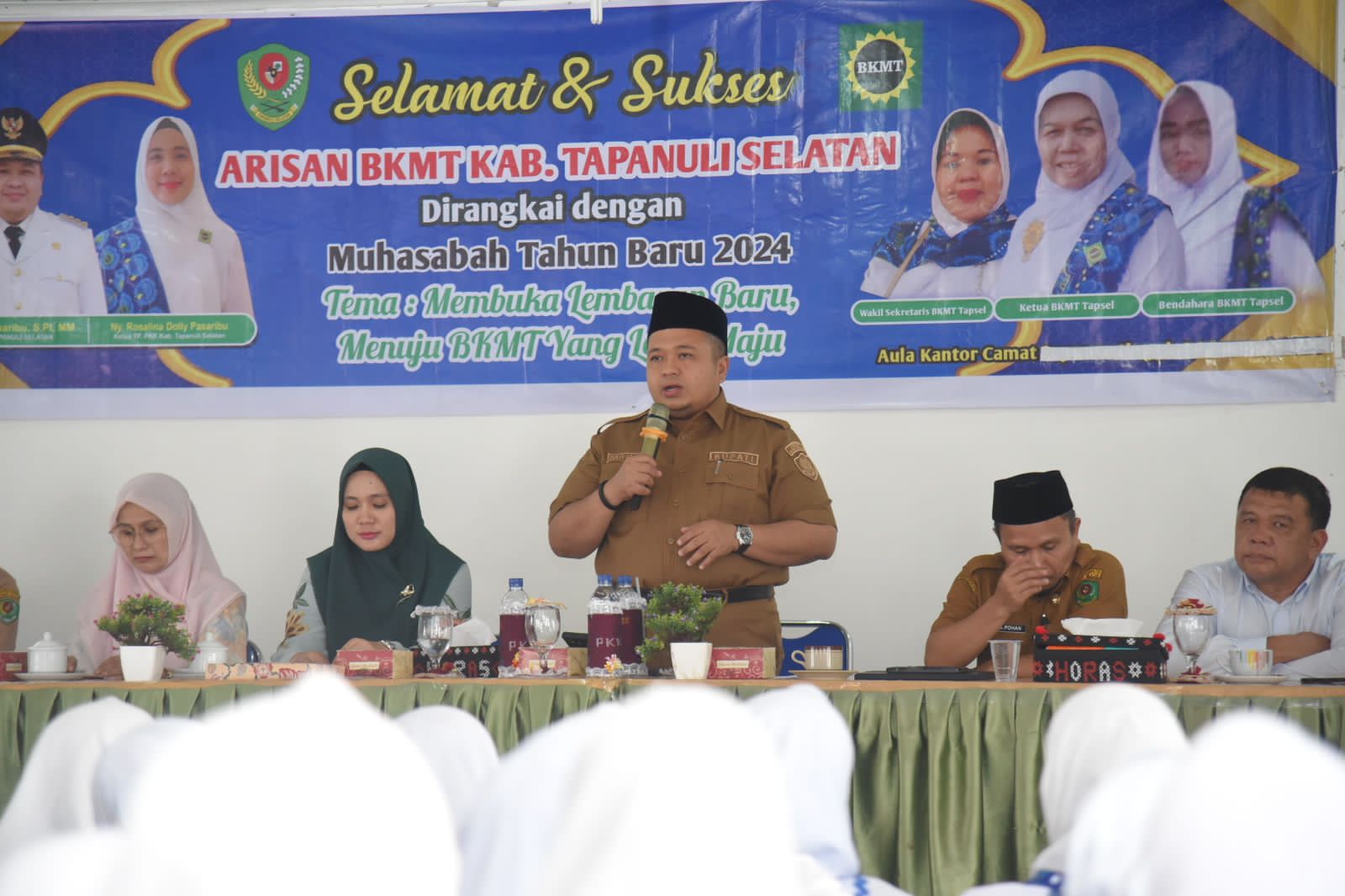 Bupati Tapsel Dolly Pasaribu saat menghadiri Arisan dan Pengajian BKMT di Aula Kantor Camat Sipirok, Senin (5/2-24). Foto : BP/Ist