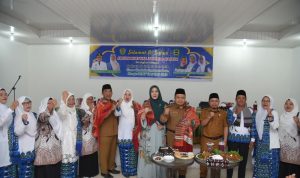 Ketua TP PKK Tapsel Ny Rosalina Dolly Pasaribu foto bersama dengan Bupati dan jamaah Pengajian BKMT usai mendapat surprise Milad ke-42 di Aula Kantor Camat Sipirok, Senin (5/2-24). Foto : BP/Ist