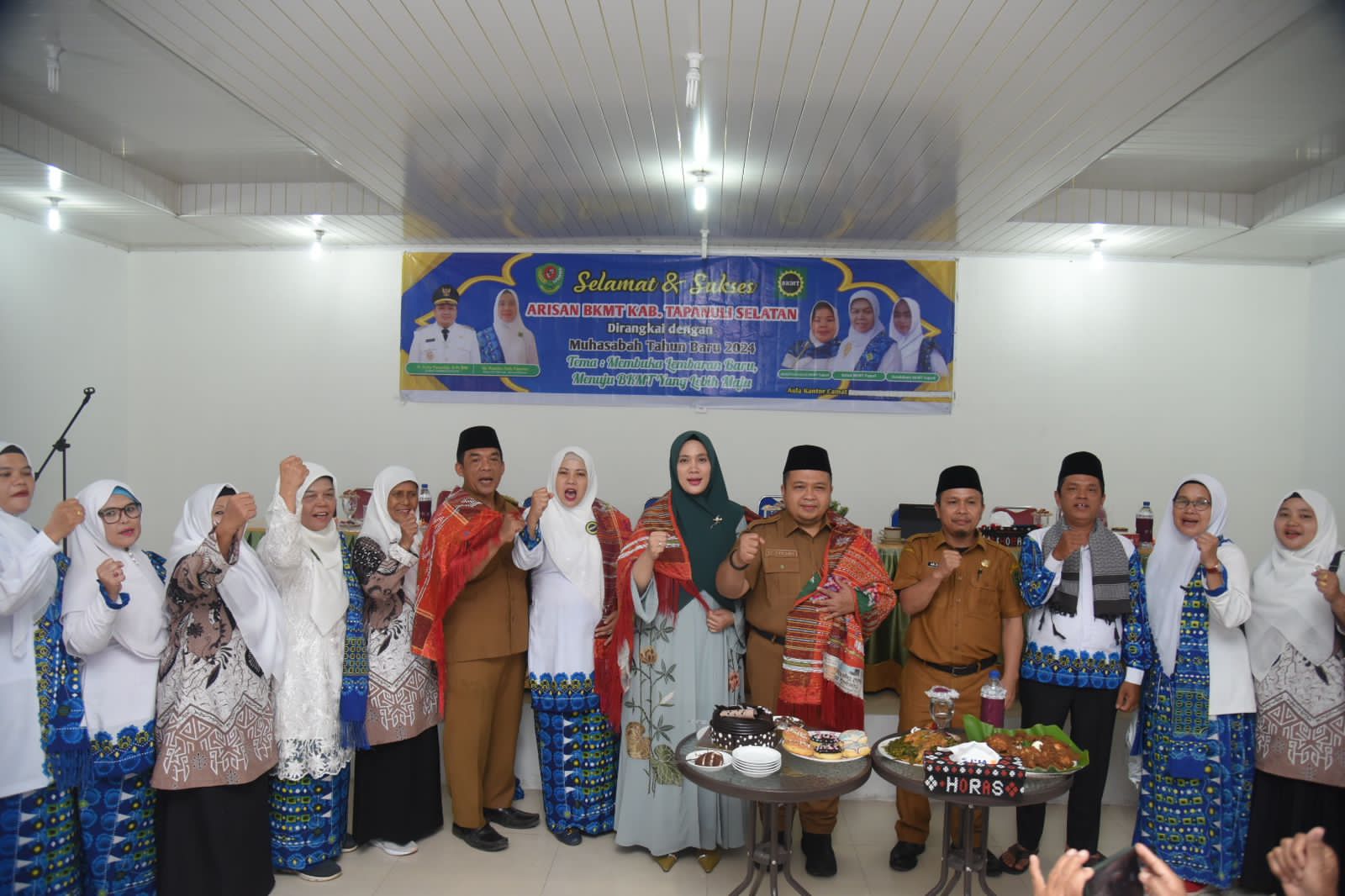 Ketua TP PKK Tapsel Ny Rosalina Dolly Pasaribu foto bersama dengan Bupati dan jamaah Pengajian BKMT usai mendapat surprise Milad ke-42 di Aula Kantor Camat Sipirok, Senin (5/2-24). Foto : BP/Ist