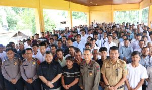 Bupati Tapsel Dolly Pasaribu foto bersama dengan anggota Satlinmas usai membuka pembinaan dan pembekalan di Lapangan Bola Sarasi II Pintu Padang, Selasa (6/2-24). Foto : BP/Ist