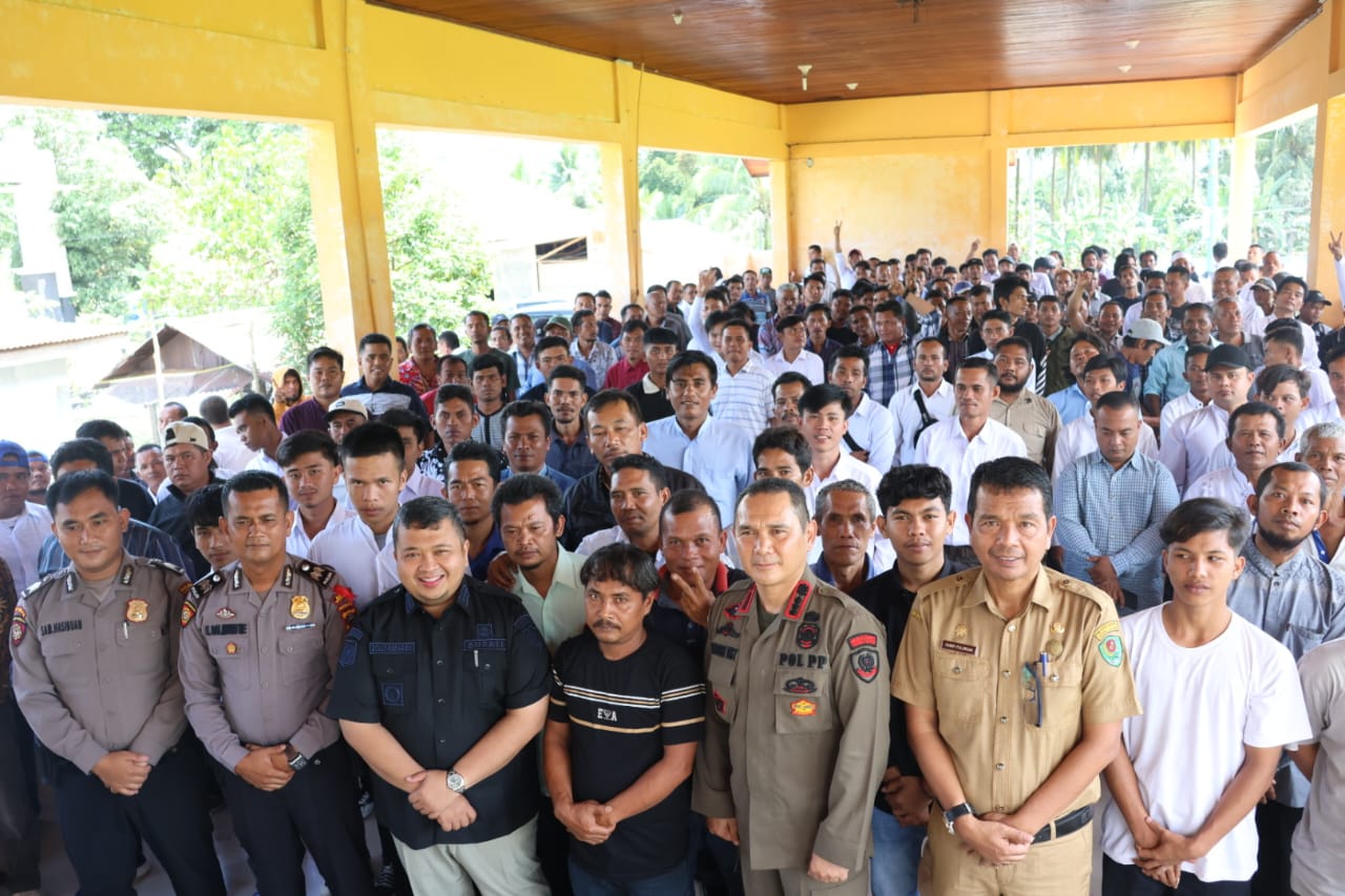 Bupati Tapsel Dolly Pasaribu foto bersama dengan anggota Satlinmas usai membuka pembinaan dan pembekalan di Lapangan Bola Sarasi II Pintu Padang, Selasa (6/2-24). Foto : BP/Ist