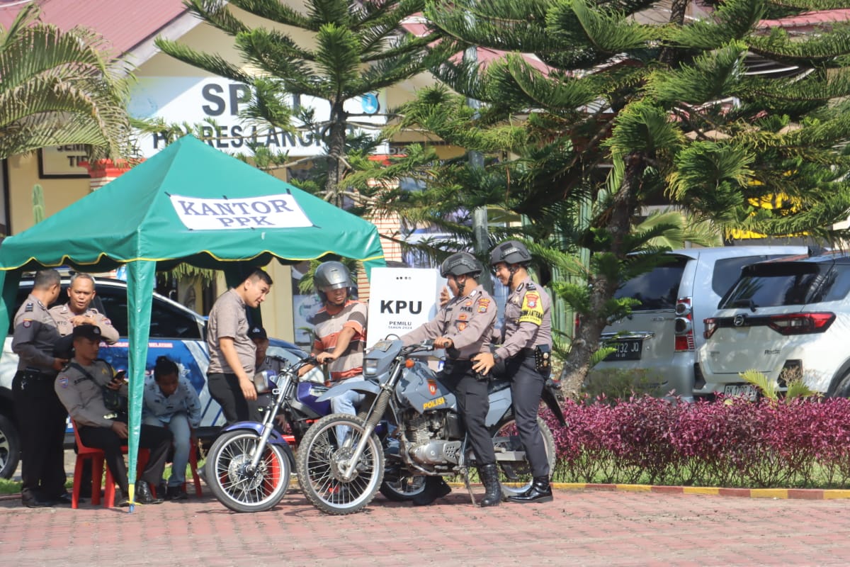Kapolres Langkat Berikan Buku Panduan TPS dan Simulasi Pemilu 2024 (istimewa)