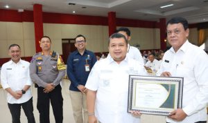 Bupati Tapsel Dolly Pasaribu saat memberikan Penghargaan kepada OPD di FGD Tapsel Dalam Angka Tahun 2024 di Aula Sarasi II Lantai III Kantor Bupati Tapsel, Rabu (7/2-24). Foto : BP/Ist