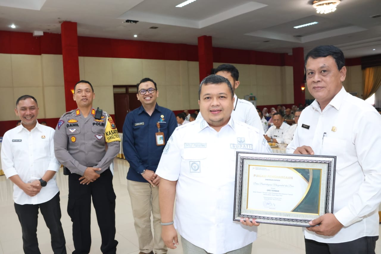 Bupati Tapsel Dolly Pasaribu saat memberikan Penghargaan kepada OPD di FGD Tapsel Dalam Angka Tahun 2024 di Aula Sarasi II Lantai III Kantor Bupati Tapsel, Rabu (7/2-24). Foto : BP/Ist
