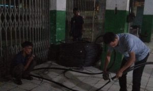 Petugas teknisi PUD Pasar Medan terlihat bekerja mengganti dan memasang kabel listrik bari di Pasar Pusat Pasar Medan. BP/erwan