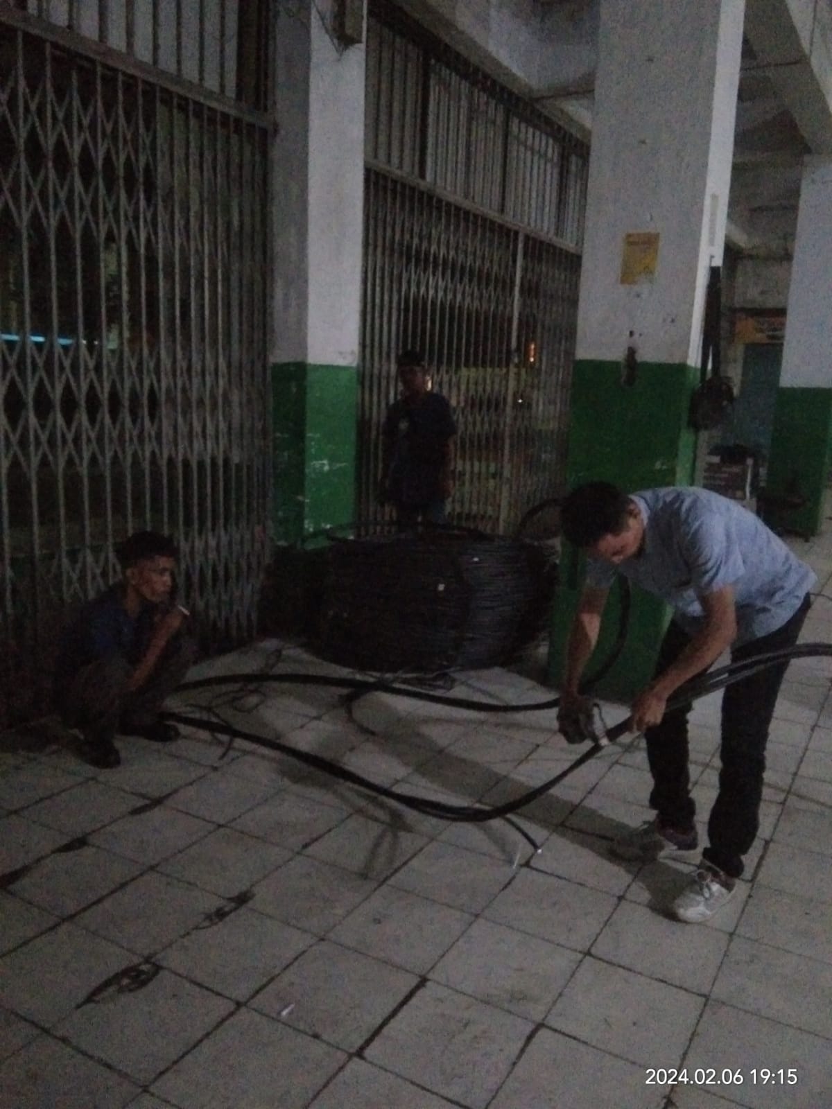 Petugas teknisi PUD Pasar Medan terlihat bekerja mengganti dan memasang kabel listrik bari di Pasar Pusat Pasar Medan. BP/erwan