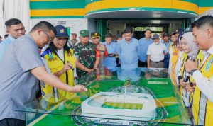 Wali Kota Medan Bobby Nasution saat melihat market Stadion Teladan. BP/erwan