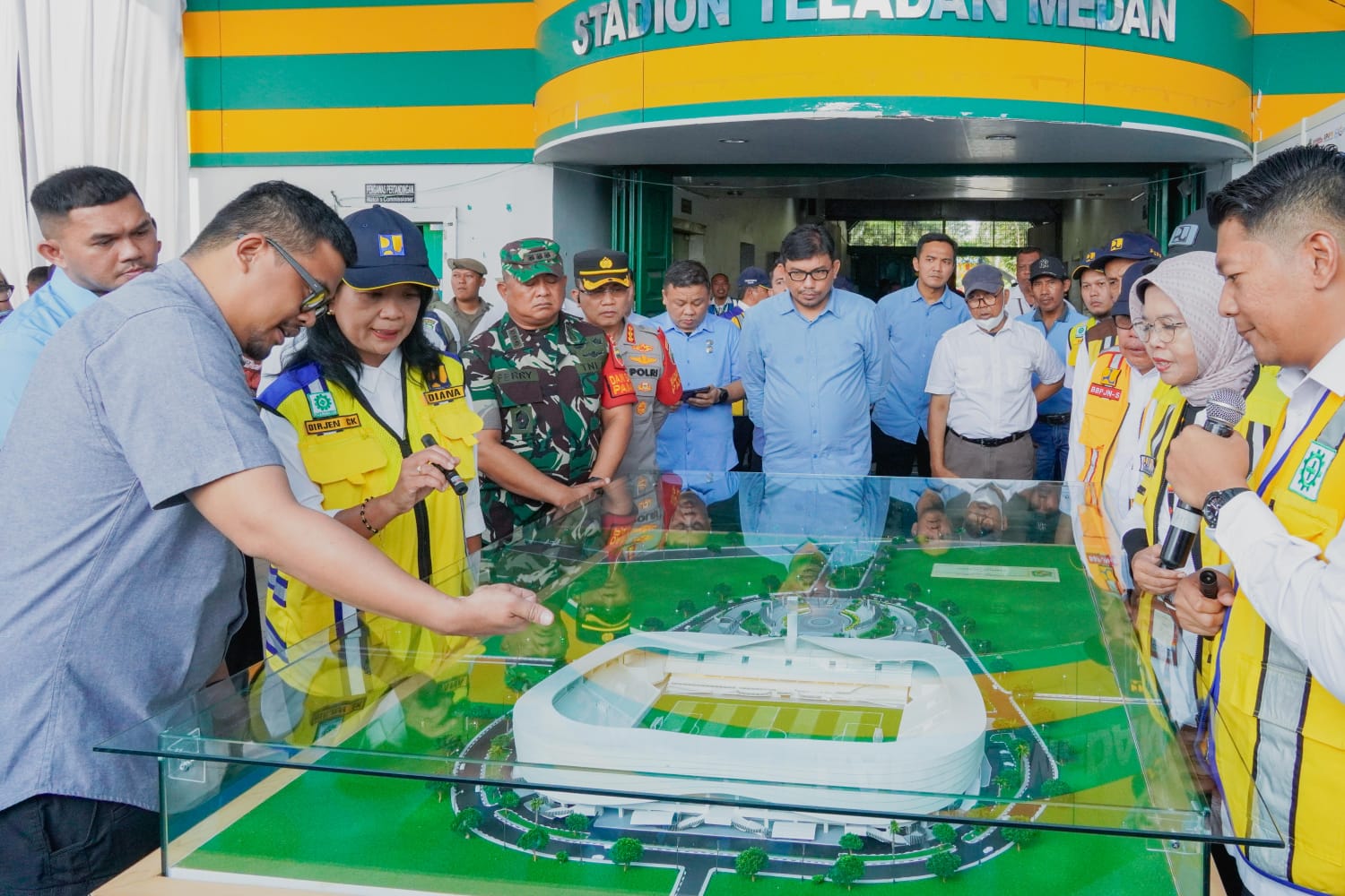 Wali Kota Medan Bobby Nasution saat melihat market Stadion Teladan. BP/erwan