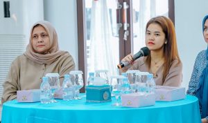Ny Kahyang Ayu saat memberikan pesan kepada ibu PKK Kelurahan dan Kecamatan. BP/erwan