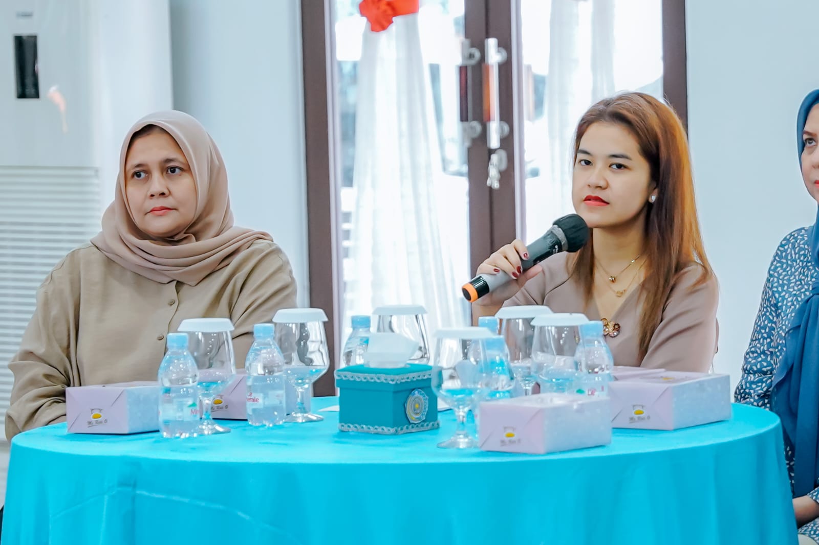 Ny Kahyang Ayu saat memberikan pesan kepada ibu PKK Kelurahan dan Kecamatan. BP/erwan
