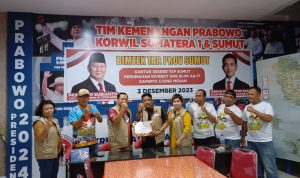 Ketua Tim Pagar UNRI Sumut Adi Warman Lubis foto bersama saat pemberian sertifikat di Medan. BP/erwan