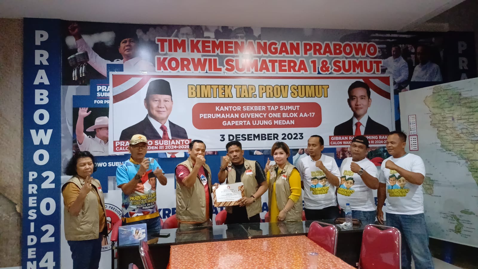 Ketua Tim Pagar UNRI Sumut Adi Warman Lubis foto bersama saat pemberian sertifikat di Medan. BP/erwan
