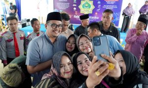 Wali Kota Medan Bobby Nasution saat foto bersama sejumlah siswa. BP/erwan