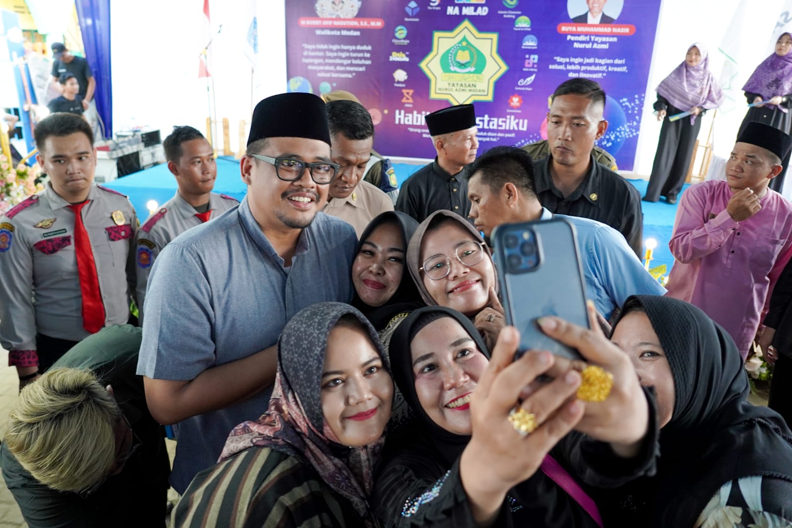 Wali Kota Medan Bobby Nasution saat foto bersama sejumlah siswa. BP/erwan