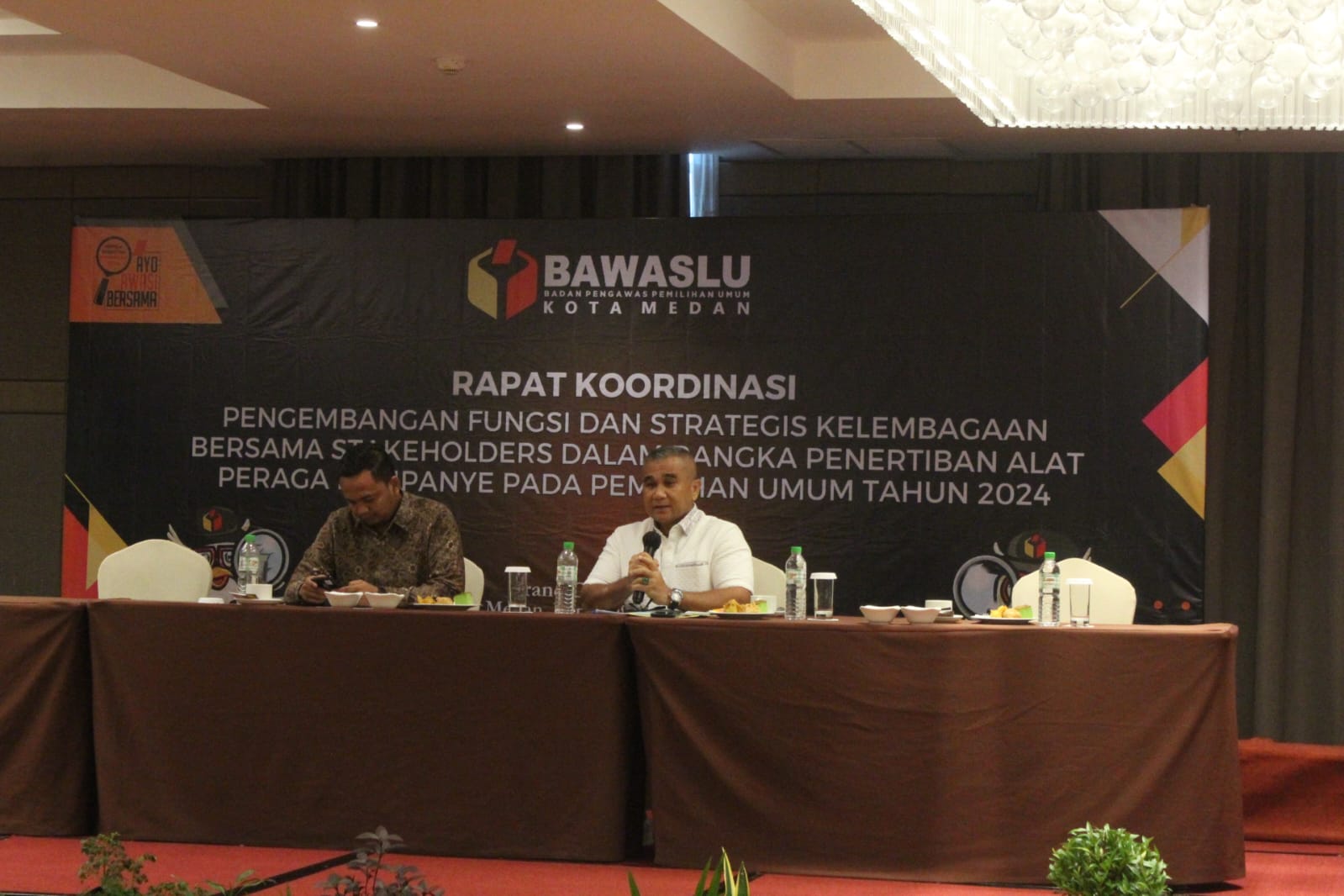 Rapat koordinasi bersama stakeholder dalam penertiban Alat Peraga Kampanye (APK). BP/erwan