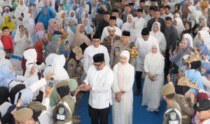Wali Kota Medan Bobby Nasution terlihat bersama ribuan warga saat menghadiri peringatan Isra' Mi'raj di Masjid Raya Al Mashun Medan. BP/erwan