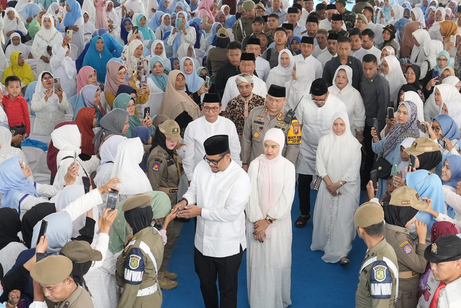 Wali Kota Medan Bobby Nasution terlihat bersama ribuan warga saat menghadiri peringatan Isra' Mi'raj di Masjid Raya Al Mashun Medan. BP/erwan