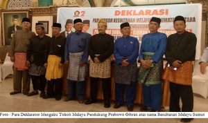 Delapan orang yang mengatasnamakan Kesultanan Sumut di Istana Maimun.. BP/erwan