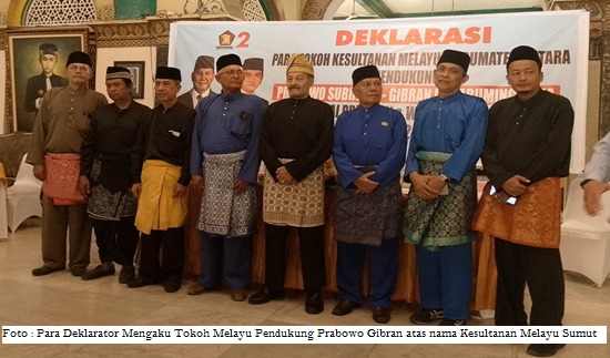 Delapan orang yang mengatasnamakan Kesultanan Sumut di Istana Maimun.. BP/erwan