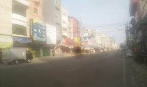 Suasana Kawasan Jalan Sutomo terlihat pemilik toko menutup usahanya dan lalulintas terlihat lengang saat perayaan Imlek, Sabtu (10/2/2024). BP/erwan