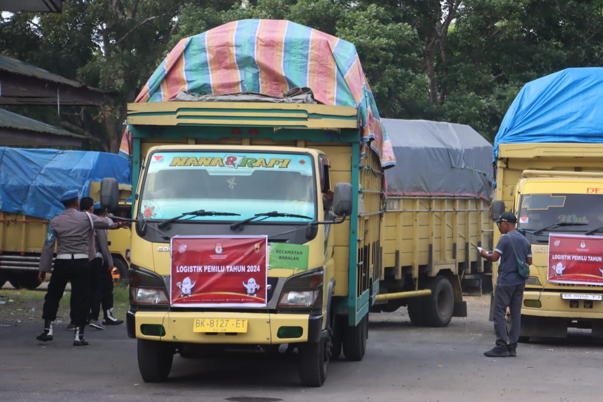 Kapolres Langkat dan Ketua KPU Langkat Lepas Logistik Pemilu 2024 ke PPK. Foto: BP/Ist.