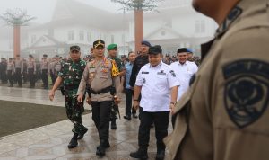 Bupati Tapsel Dolly Pasaribu saat memeriksa pasukan saat apel pergeseran PAM Pemilu 2024 di Lapangan Parade Perkantoran Pemkab Tapsel Sipirok, Sabtu (11/2-24). Foto : BP/Ist