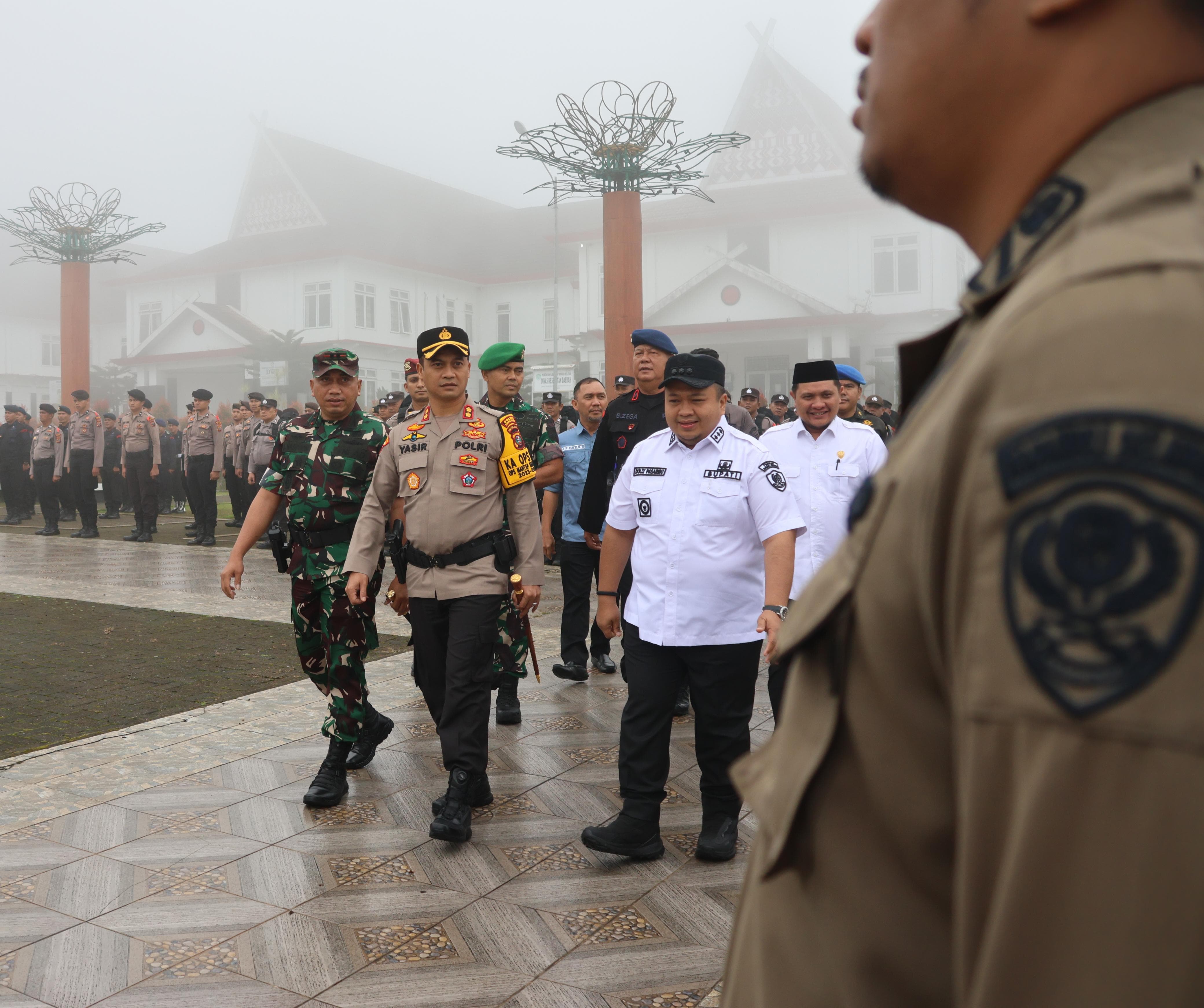 Bupati Tapsel Dolly Pasaribu saat memeriksa pasukan saat apel pergeseran PAM Pemilu 2024 di Lapangan Parade Perkantoran Pemkab Tapsel Sipirok, Sabtu (11/2-24). Foto : BP/Ist