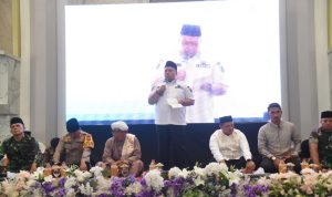 Bupati Tapsel Dolly Pasaribu saat peringatan Isra' Mikraj Nabi Muhammad SAW1445 H di Masjid Agung Syahrun Nur Sipirok, Minggu (11/2-24). Foto : BP/Ist