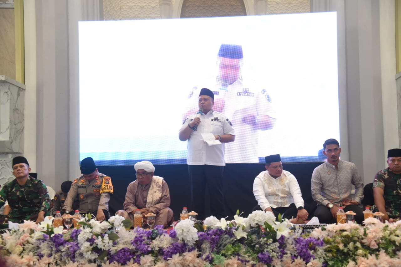 Bupati Tapsel Dolly Pasaribu saat peringatan Isra' Mikraj Nabi Muhammad SAW1445 H di Masjid Agung Syahrun Nur Sipirok, Minggu (11/2-24). Foto : BP/Ist