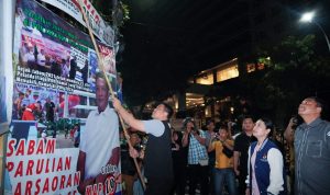 Wali Kota Medan Bobby Nasution saat menurunkan salah satu APK di Medan. BP/erwan