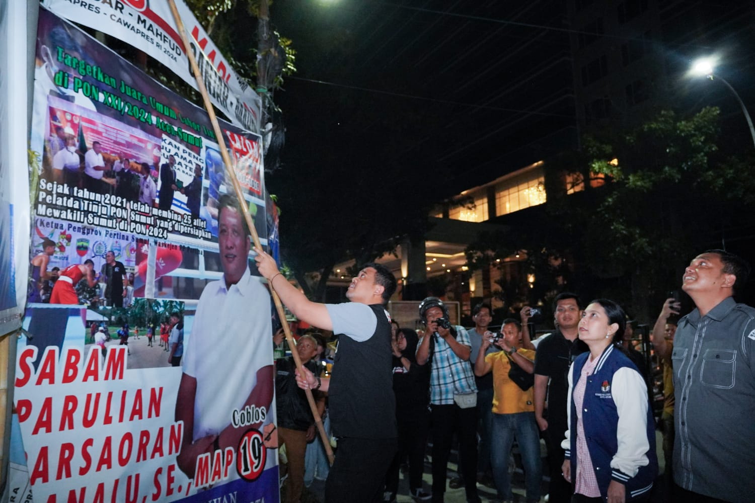 Wali Kota Medan Bobby Nasution saat menurunkan salah satu APK di Medan. BP/erwan
