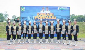 Para peserta lomba Kreafor Pemuda saat foto bersama. BP/erwan