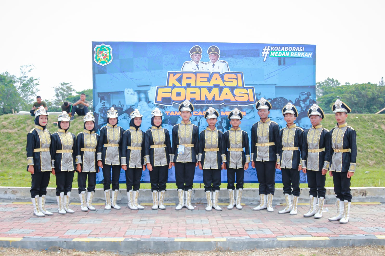Para peserta lomba Kreafor Pemuda saat foto bersama. BP/erwan