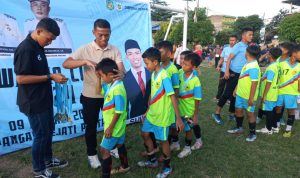Dirut PUD Pasar Medan Suwarno saat mengalami peserta di Event Suwarno Cup 2. BP/erwan