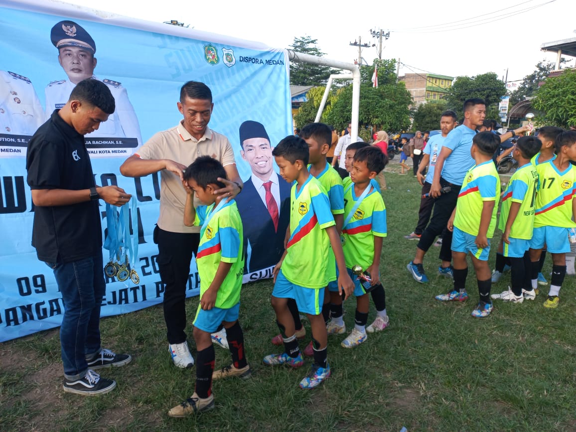 Dirut PUD Pasar Medan Suwarno saat mengalami peserta di Event Suwarno Cup 2. BP/erwan