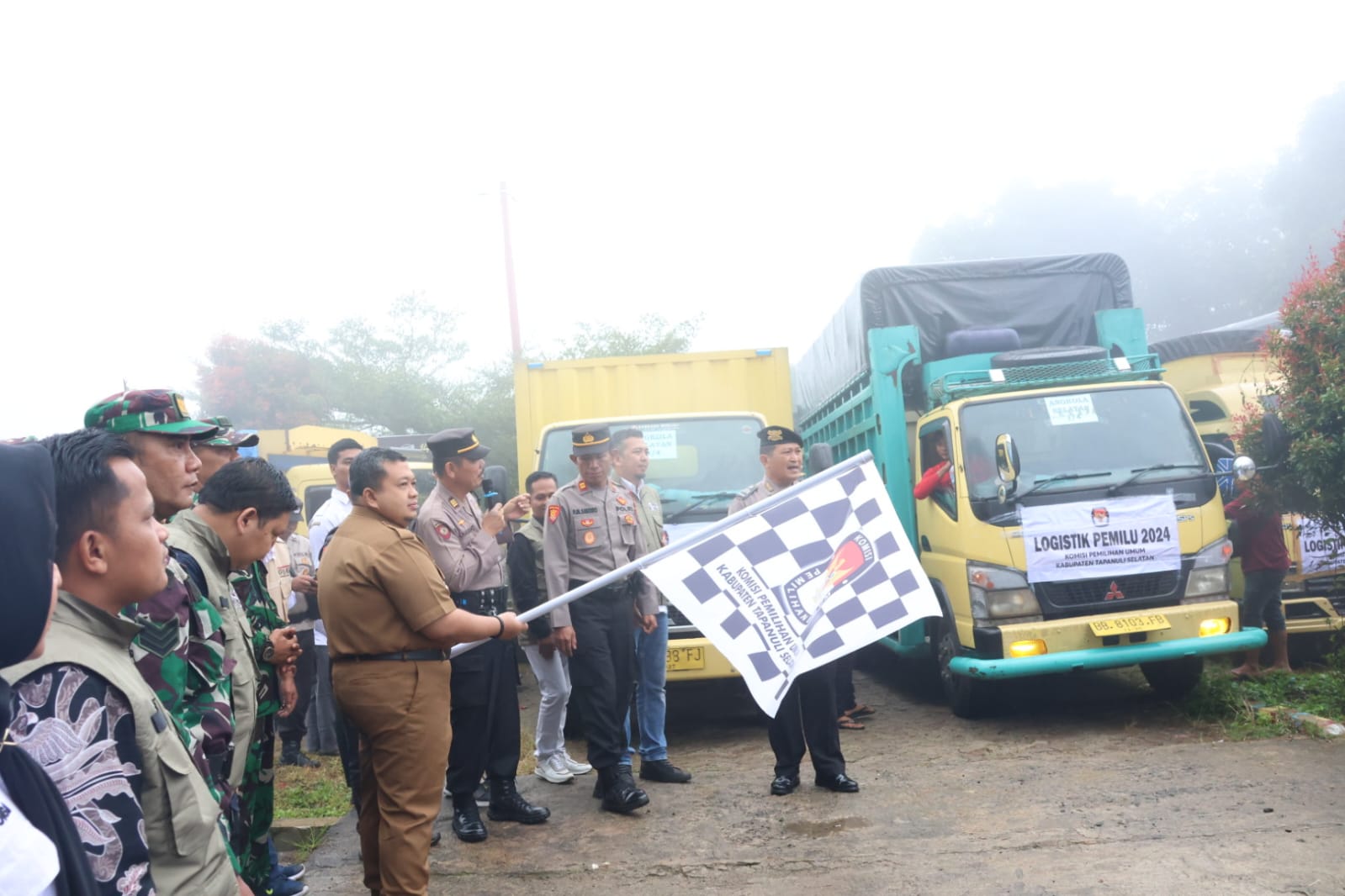Bupati Tapsel Dolly Pasaribu saat melepas truk pengangkut logistik pemilu di halaman Kantor KPU Tapsel, Situmba, Senin (12/2-24). Foto : BP/Ist