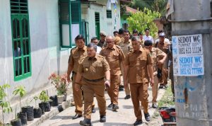 Bupati Tapsel Dolly Pasaribu saat Monitor persiapan Pilpres dan Pileg 2024 didampingi Kades Sipangko M Azzan, Senin (12/2-24). Foto : BP/Ist