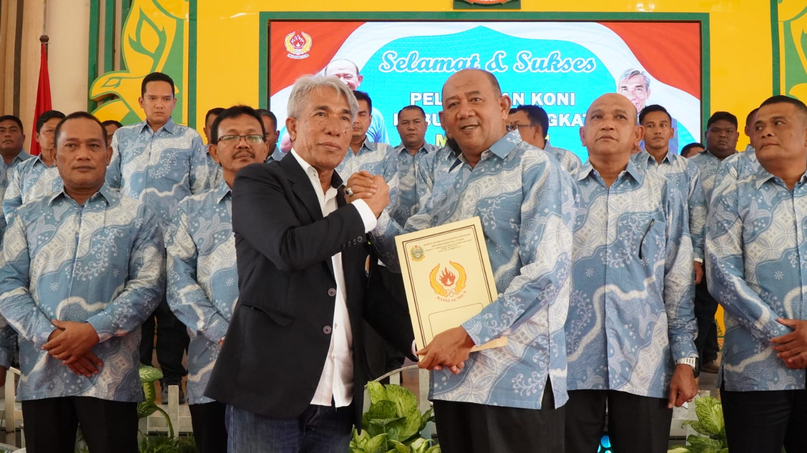 Ketua KONI Sumut John Ismadi Lubis Melantik Plt. Bupati Langkat H. Syah Afandin, SH menjadi Ketua KONI Kabupaten Langkat bertempat di Jentera Malay Rumah Dinas Bupati Langkat.(Istimewa)
