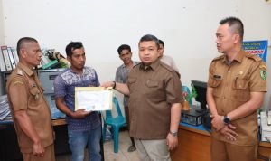 Bupati Tapsel Dolly Pasaribu saat menyerahkan santunan kepada korban kebakaran di Kelurahan Simatorkis Kecamatan Angkola Barat, Selasa (13/2-24). Foto : BP/Ist