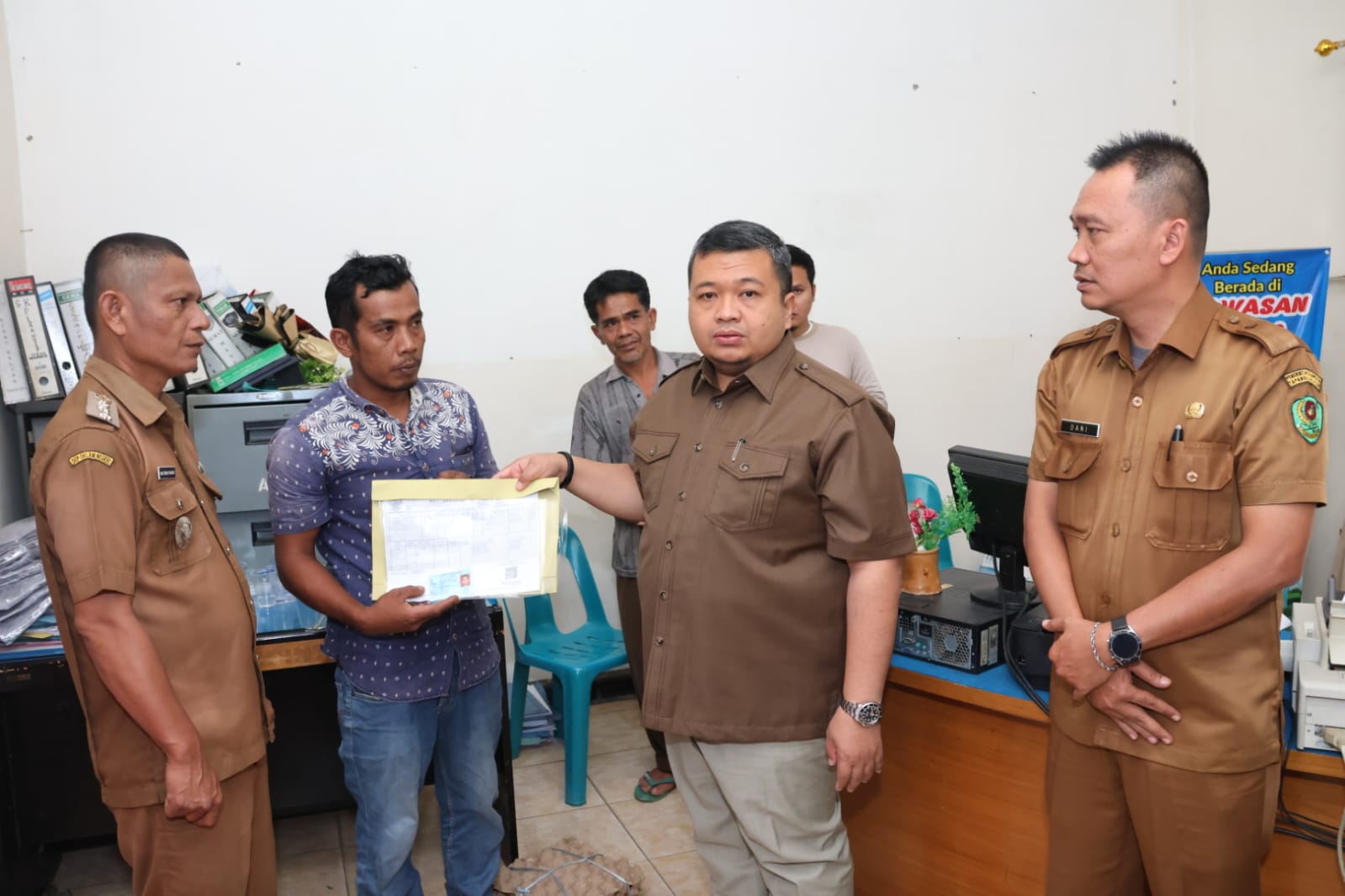 Bupati Tapsel Dolly Pasaribu saat menyerahkan santunan kepada korban kebakaran di Kelurahan Simatorkis Kecamatan Angkola Barat, Selasa (13/2-24). Foto : BP/Ist